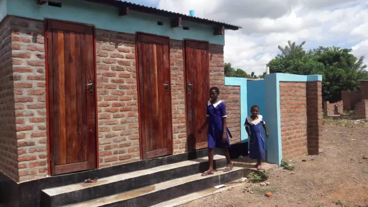 Latrinen für die Kinder in Kunyinda