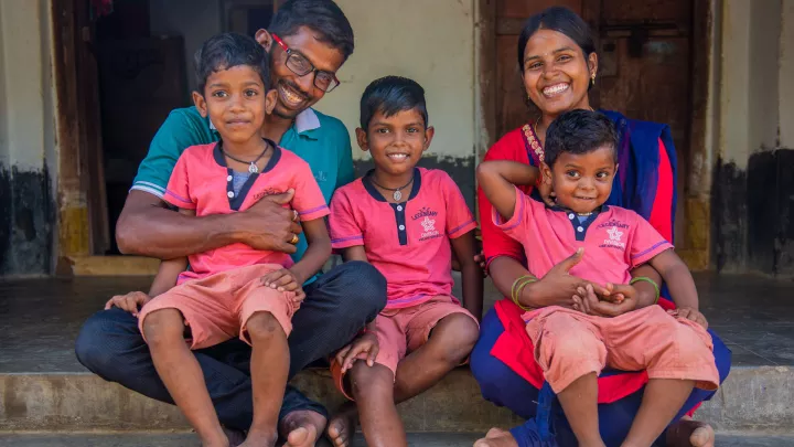 Anuradha mit ihrem Mann und ihren drei Söhnen