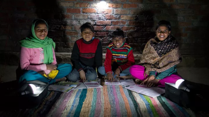 Solarlampen lassen diese Kinder in Indien länger lesen.