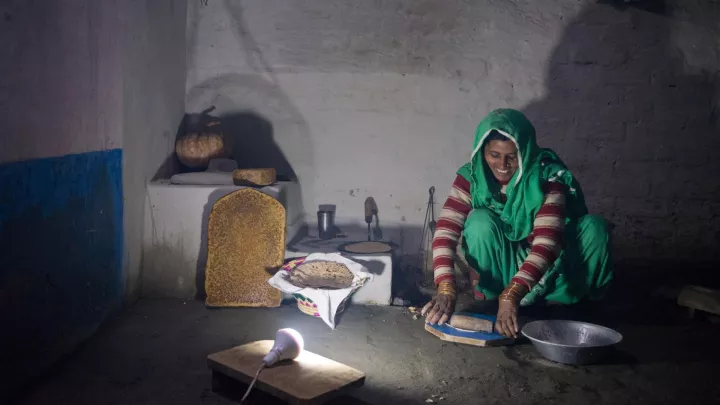Solarlampen helfen dieser Frau, die abends noch kocht.