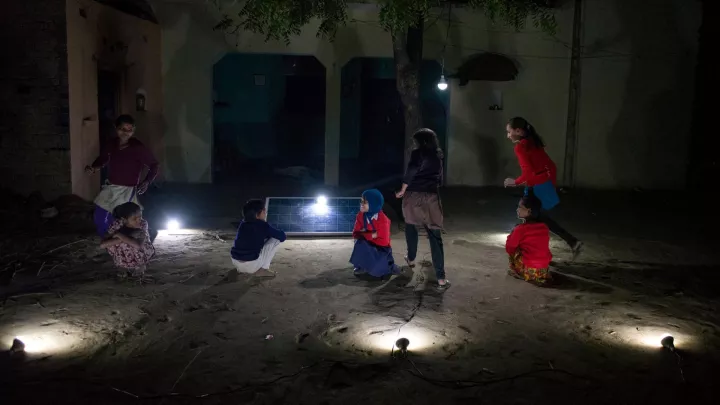 Solarlampen lassen diese Mädchen abends noch draußen spielen.