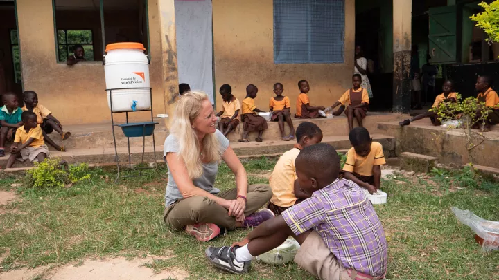 Mein erster Happen Jollof Reis: sehr lecker auch mit gebratenen Kochbananen