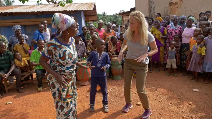 Mein erster Agbazda-Tanz mit Augustine und einer Dorfbewohnerin