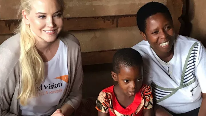 Tiana Pongs besucht ihr Patenkind in Tansania