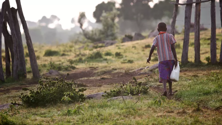 Penina aus Kenia verkauft Milch.