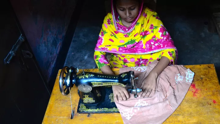 Kinderarbeiterin Nasrin aus Bangladesch an der Nähmaschine.