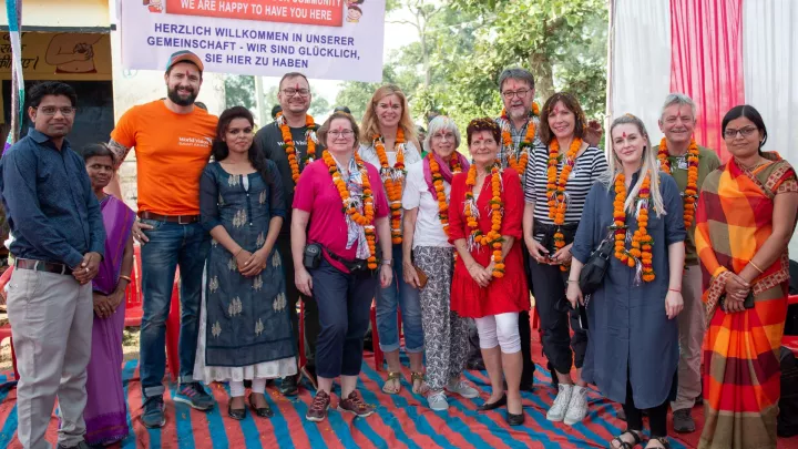 Anna mit der Patengruppe in Indien