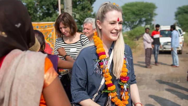 Anna mit einer Kette aus Tagetes.