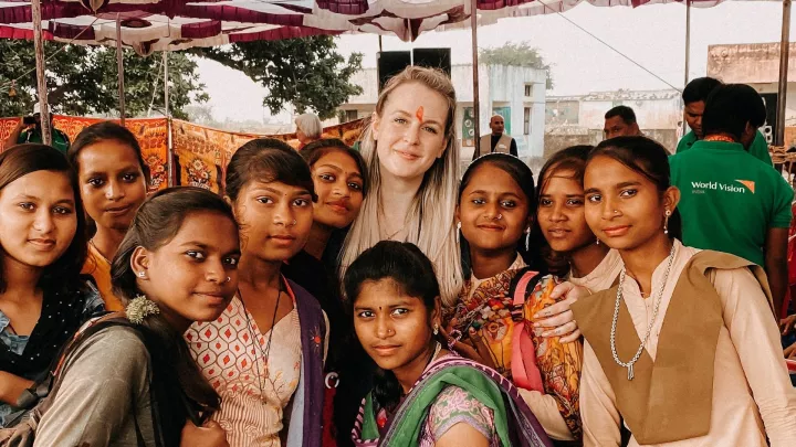 Anna mit Jugendlichen in Indien.