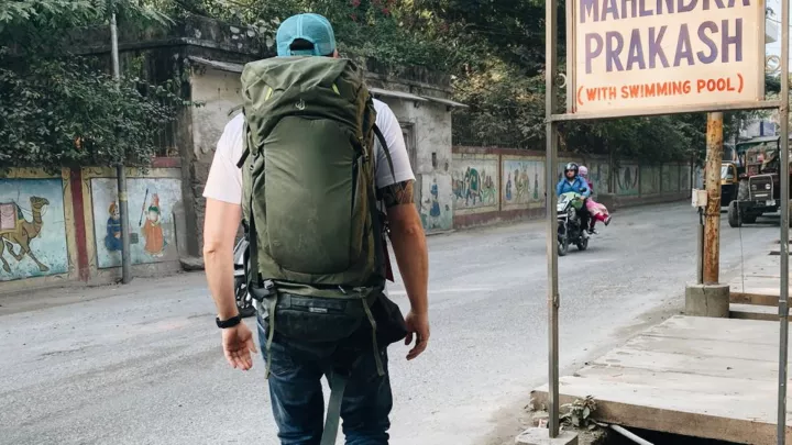 Paul mit Rucksack in Indien