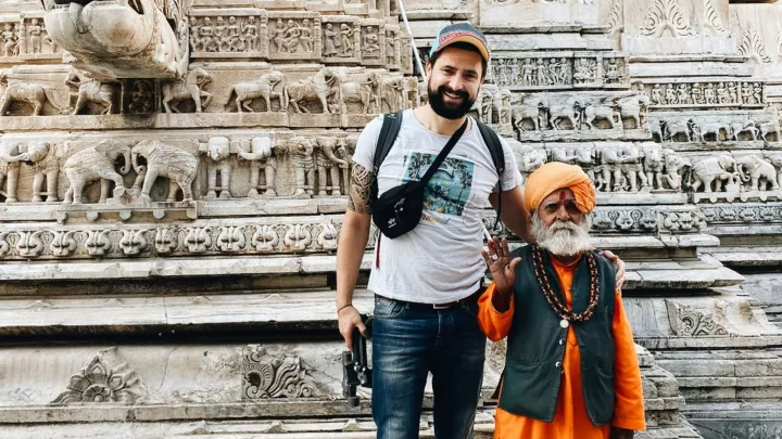Paul mit einem Tempelwächter in Indien
