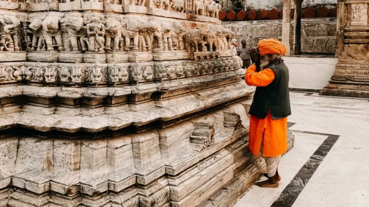 Tempelwächter in Indien im Gebet