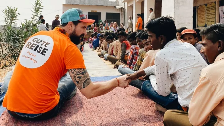 Paul begrüßt Schulkinder in Indien
