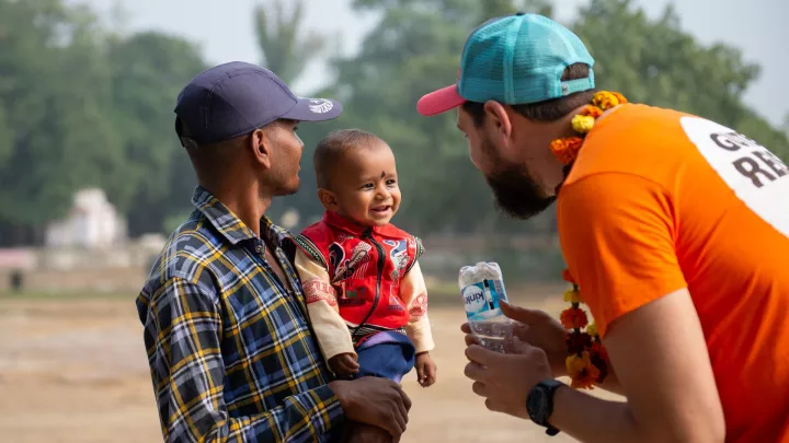 Paul und ein Kind mit seinem Vater in Indien