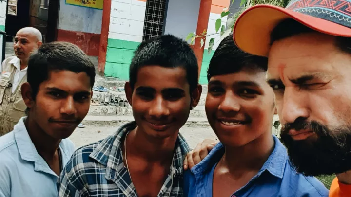 Paul mit Jugendlichen in Indien