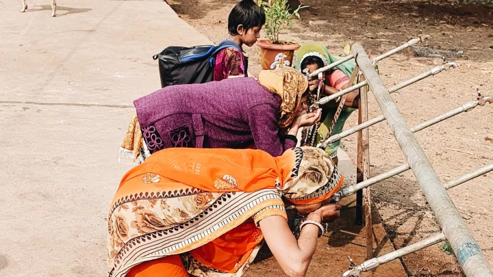 Frauen trinken sauberes Wasser in Indien