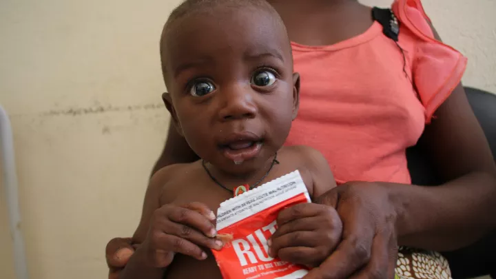 Beto bekam Aufbaunahrung und seine Mutter Beratung zur Ernährung. 
