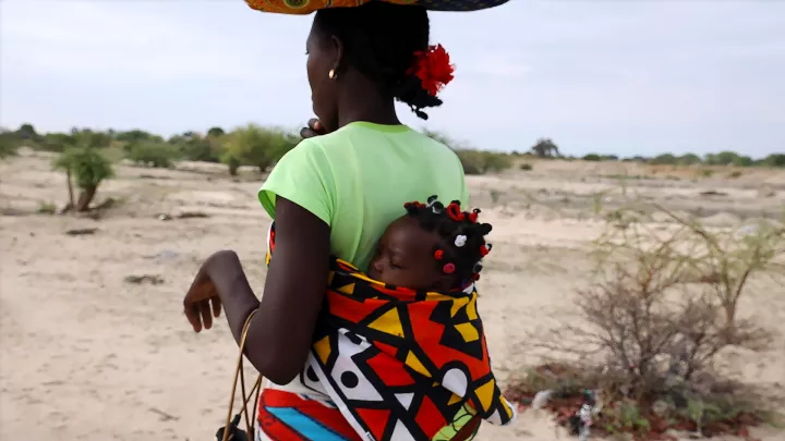 Mütter nahmen während der Dürre weite Wege mit ihren Babies auf sich, um Nahrung zu finden oder etwas Geld zu verdienen. 