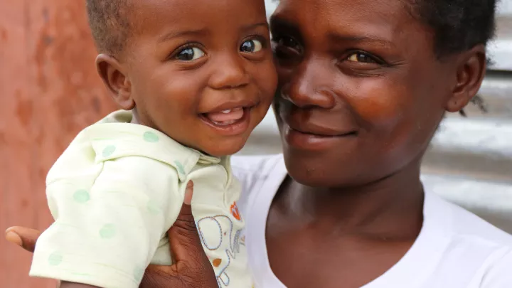 Baby Beto hat nach der erfolgreichen Therapie gegen Unterernährung wieder Lebenskraft und kann lachen und spielen.
