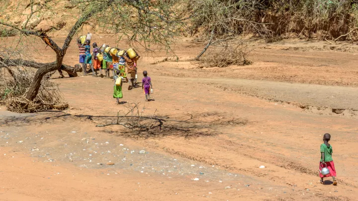 Cheru auf dem Weg zum Wasserholen