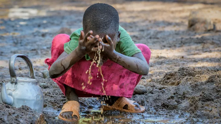 Waschen mit schmutzigem Wasser