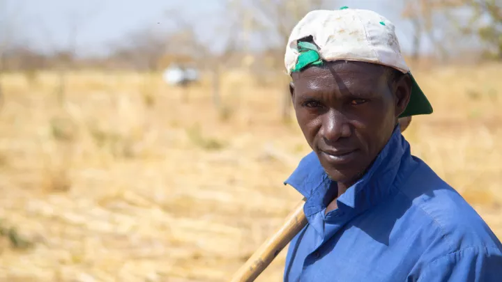 Bauer Sidi aus Mali vor seinem Land