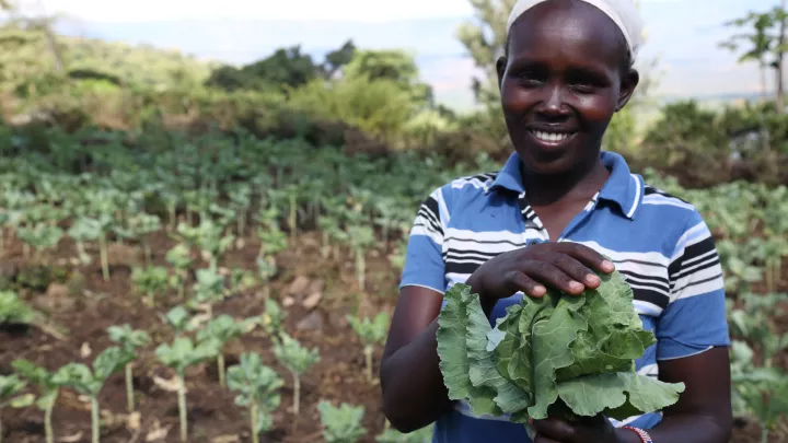 Nancy aus Kenia auf ihrem Feld
