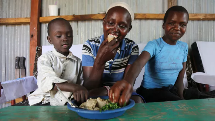 Familie in Kenia bei einer Mahlzeit