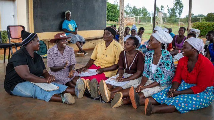 Gertrude aus Simbabwe bei einem Treffen der Fürsorgegruppe