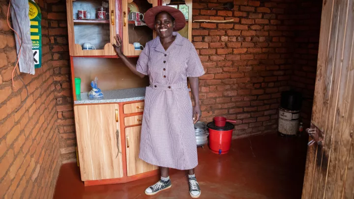 Gertrude aus Simbabwe mit ihrem neuen Küchenschrank