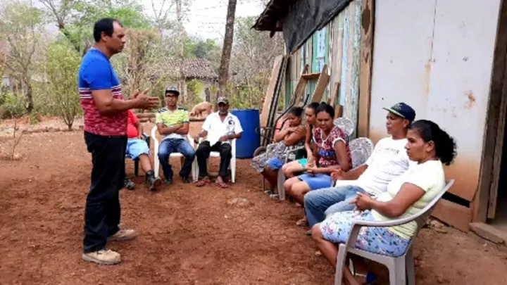 Eltern sitzen in einem Stuhlkreis zusammen und erfahren in Gesprächen das Erziehung auch ohne Gewalt möglich ist.