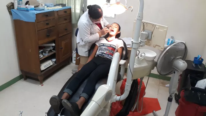 Ein Mädchen bei einer Zahnarztbehandlung