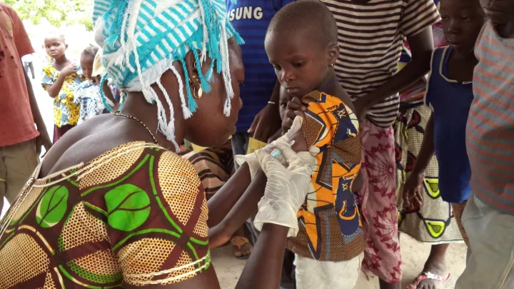 Ein Kind bekommt eine Impfung