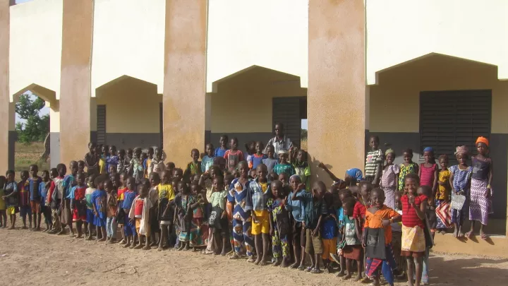 Gruppenbild aller Kinder aus Kimparana