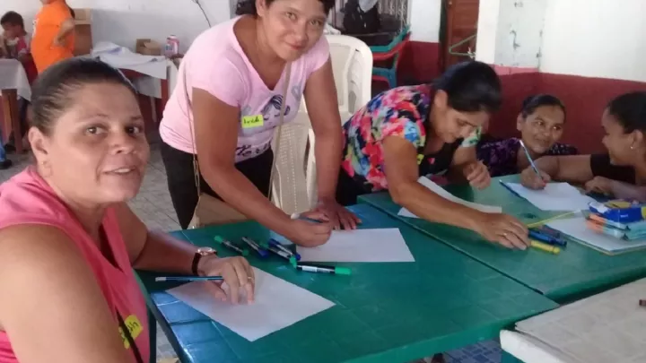 Mütter bei einer Schulung zum Thema Lernstrategien