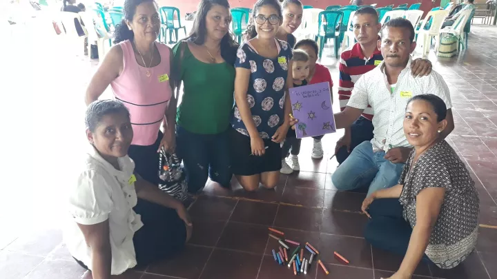 Einige Eltern sitzen zusammen und tauschen sich über Lernstrategien zur Unterstützung ihrer Kinder aus.