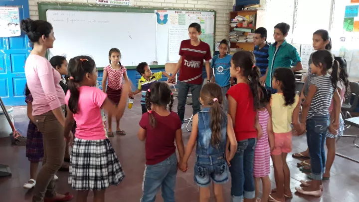 Kinder stehen zusammen in einem Kreis