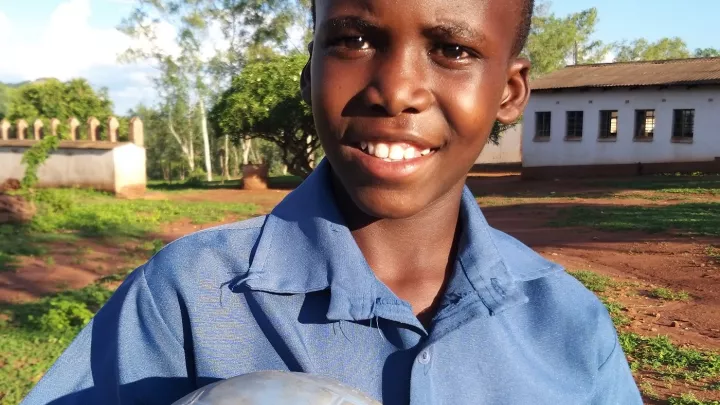 Junge mit Fußball in der Hand