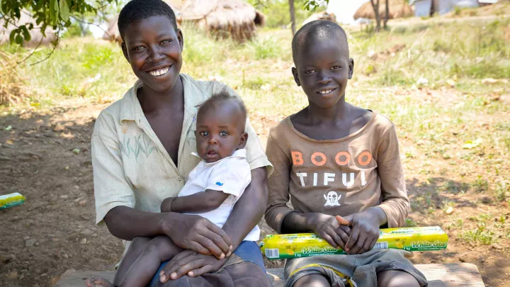 iese Familie in einem Flüchtlingscamp in Uganda hat von World Vision Seife erhalten.