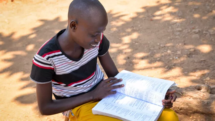 Daniel lernt weiter für die Schule