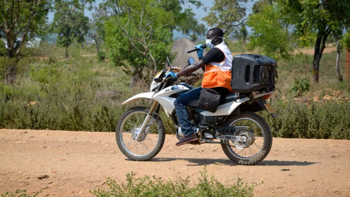 Godfrey von World Vision ist mit dem Motorrad unterwegs