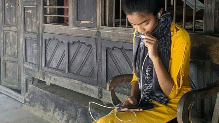 Farzana (15) aus Bangladesch hilft anderen Kindern in Corona-Zeiten per Smartphone.