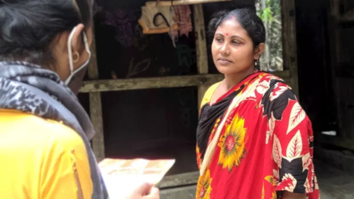 Farzana aus Bangladesch im Gespräch mit einer Frau aus der Nachbarschaft