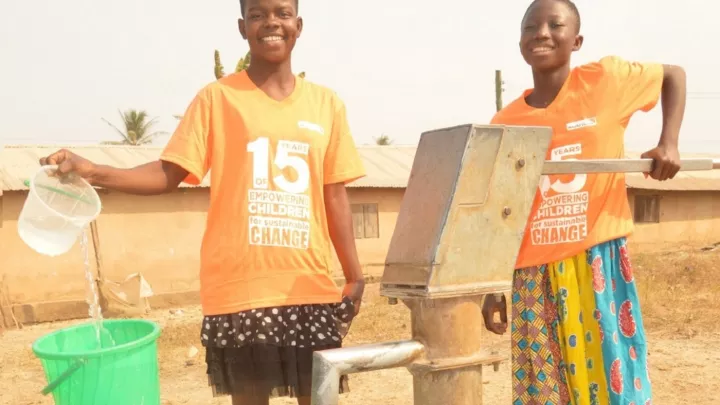 Zwei Kinder beim Wasser holen 