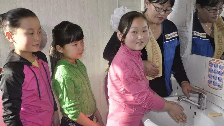 Kinder beim Händewaschen