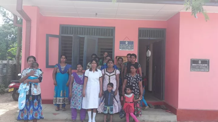 Hebammen und Schwangere vor der Gesundheitsstation