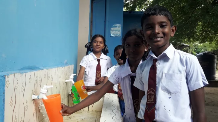 Kinder holen sich in der Schule sauberes Wasser