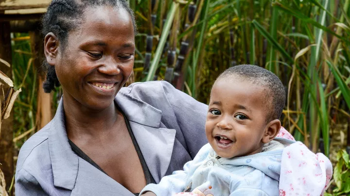 Junge Mutter mit Kind