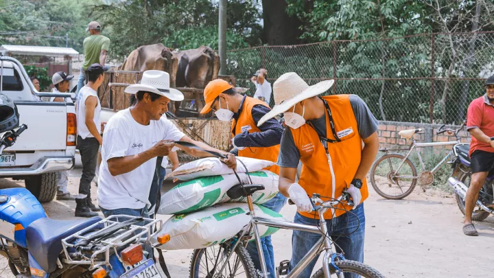 Ein World Vision-Mitarbeiter in Honduras unterstützt den Fahrrad-Transport von Hilfsgütern