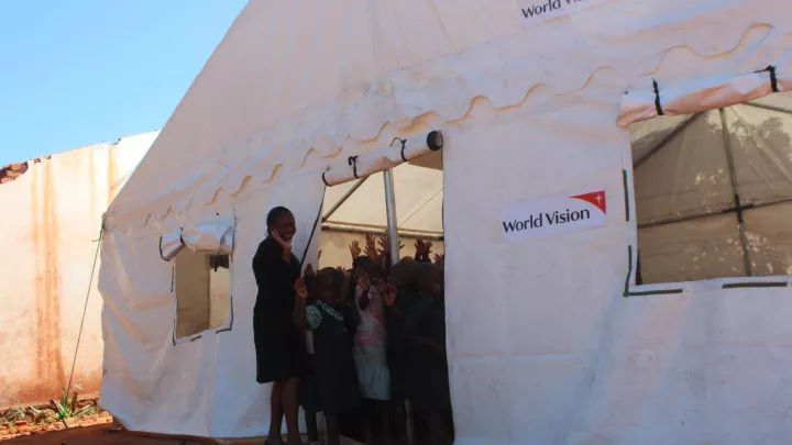 Ein durch World Vision errichteter Not-Klassenraum im Zelt in Simbabwe